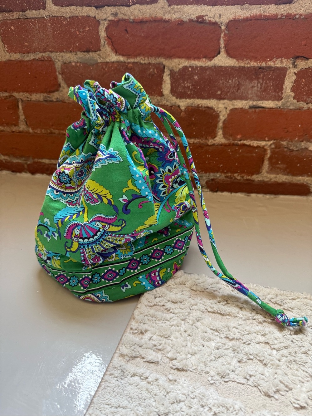 Vera Bradley drawstring Ditty bag in Emerald Paisley